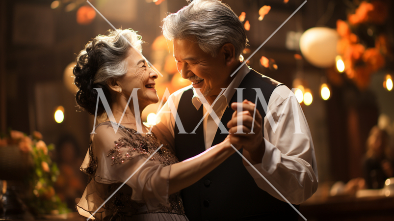 仲の良い老夫婦が社交ダンスを踊っている