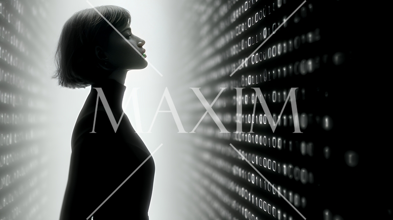 デジタルデータと日本人ビジネスウーマン｜AI・IT時代のテクノロジーイメージ（バイナリーコード）