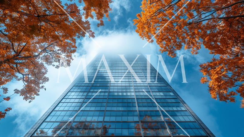 現代のバベルの塔：そびえ立つ高層ビル群を真下から眺めたイメージ。すでに雲のある高度から見ている。