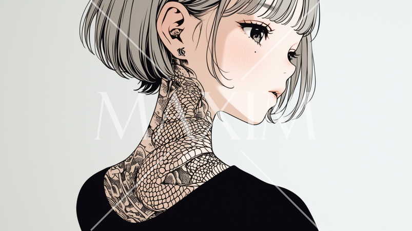 ヘビ柄の刺青を背中に入れた若い女性