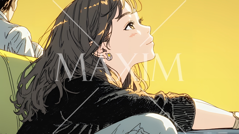 映画や演劇を鑑賞している若い女性