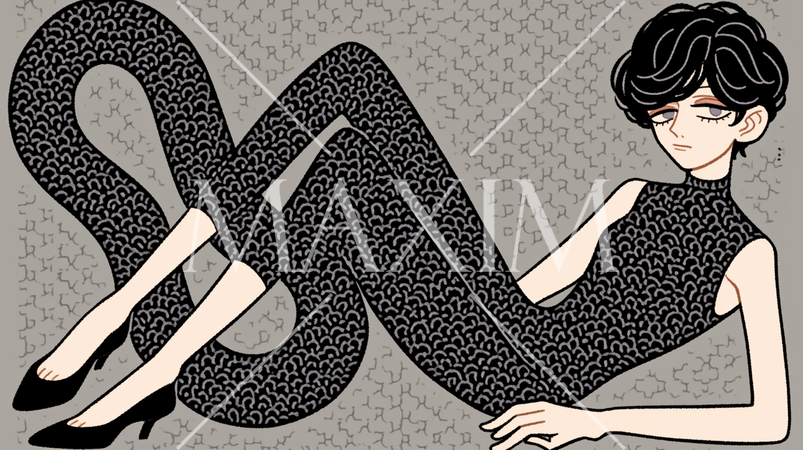 蛇のようなポーズをとる若い女性