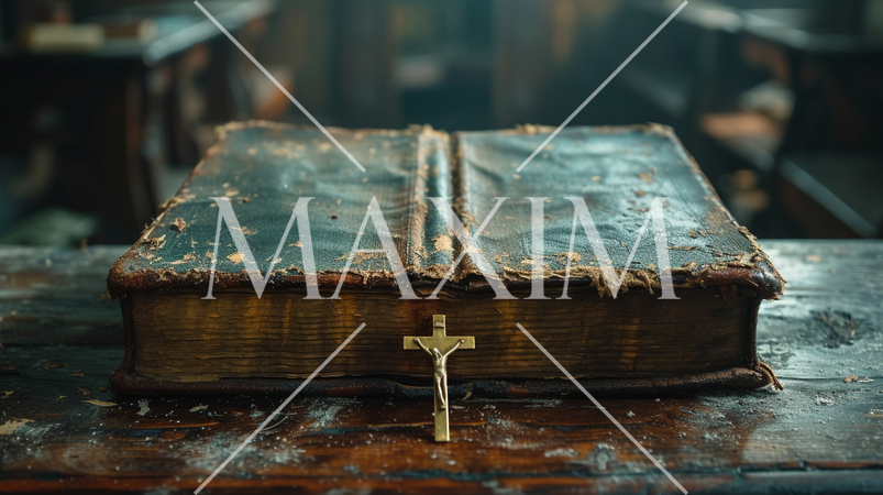 年代物の聖書と十字架