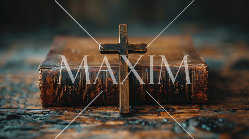 年代物の聖書と十字架