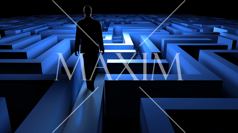 紆余曲折：迷路のような細い廊下を歩く男性