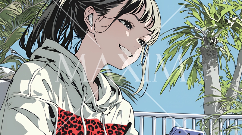 嬉しそうな表情でスマホを使っている女性