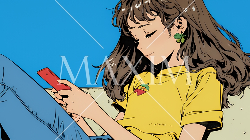 嬉しそうな表情でスマホを使っている女性