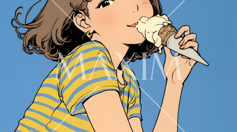 夏空の下でソフトクリーム（コーンに乗ったアイスクリーム）をたべる若い女性