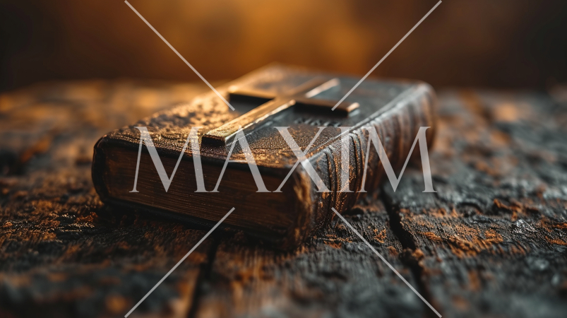 年代物の聖書と十字架