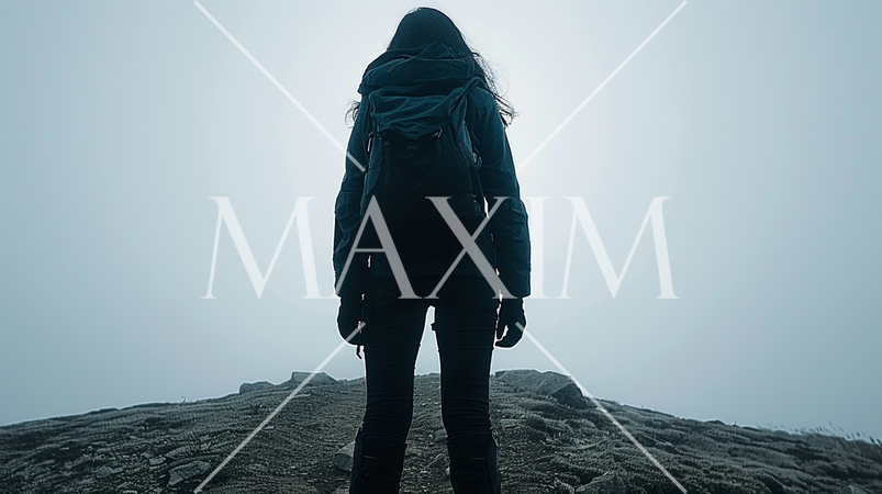 五里霧中／暗中模索：霧深い山頂もしくは山道で迷い、行き場のないの崖に行き着いた女性