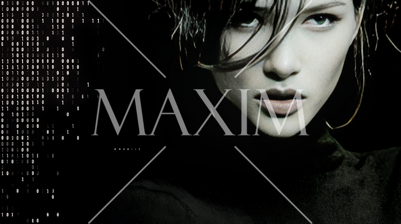 デジタルデータと日本人ビジネスウーマン｜AI・IT時代のテクノロジーイメージ（バイナリーコード）