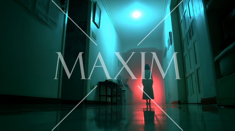 暗闇に佇む長い黒髪の幽霊女性｜日本的現代ホラーの恐怖イメージ