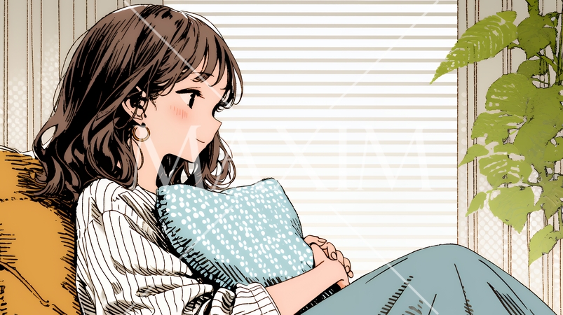 ソファでクッションを抱えてくつろぐ若い女性