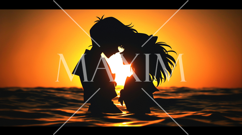 夕日の光を背に海に浸かって若い恋人たちのファーストキスをしている