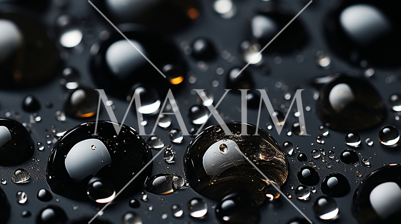 黒い板の上の水滴：背景画像