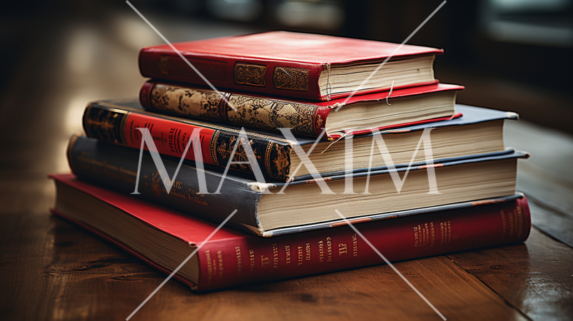 机の上にある革装丁の本