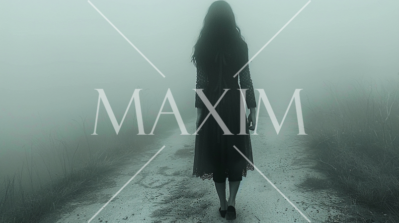 五里霧中／暗中模索：前方が霧で見えない脱出不能な怖い夢の中にいる女性