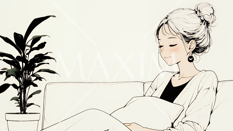 ソファでクッションを抱えてくつろぐ若い女性（シンプルな色使い）