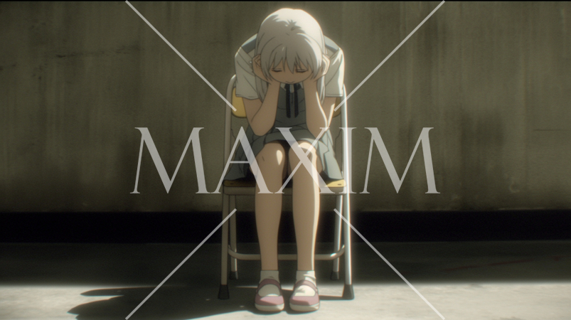 学校の教室の隅で一人で悩んでいる女子高生