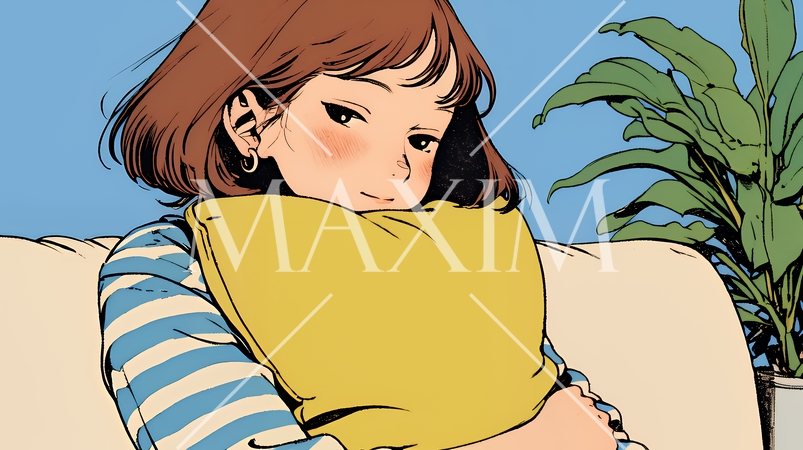 ソファでクッションを抱えてくつろぐ若い女性