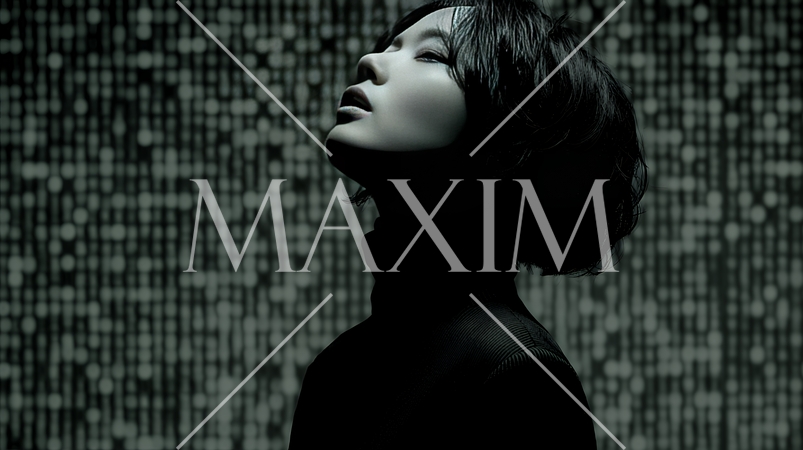 デジタルデータと日本人ビジネスウーマン｜AI・IT時代のテクノロジーイメージ（バイナリーコード）