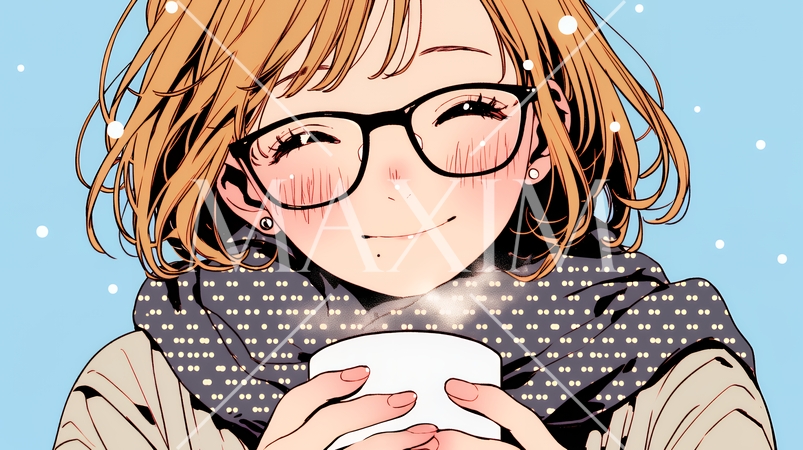 寒い冬、温かい飲み物を手にして、ふっと幸せそうに微笑む若い女性