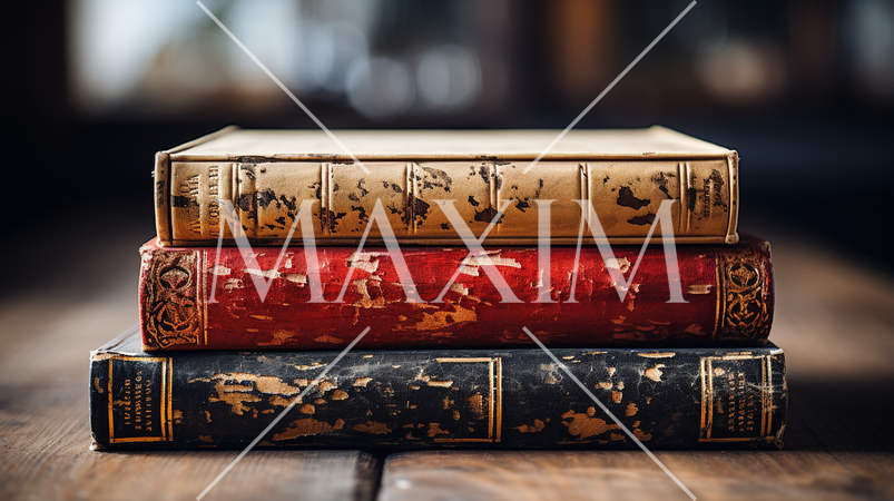 机の上にある革装丁の本