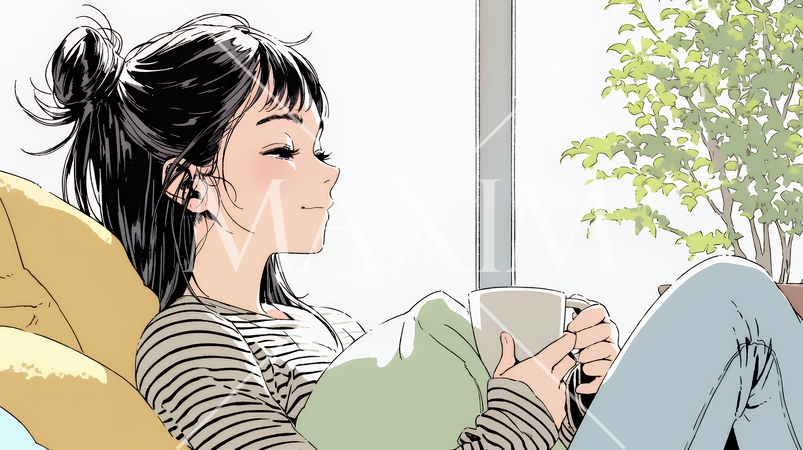 ソファでクッションを抱えてくつろぐ若い女性