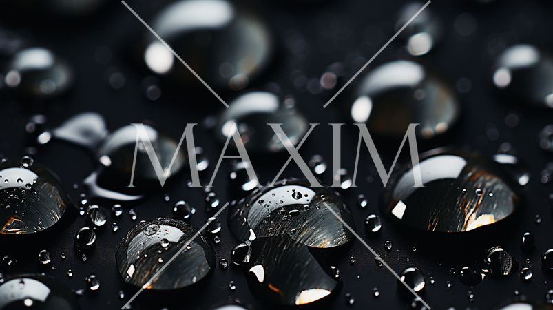 黒い板の上の水滴：背景画像