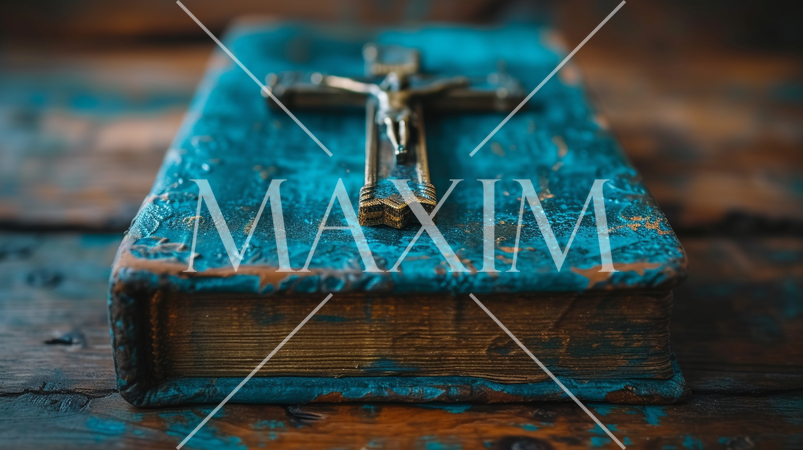 年代物の聖書と十字架