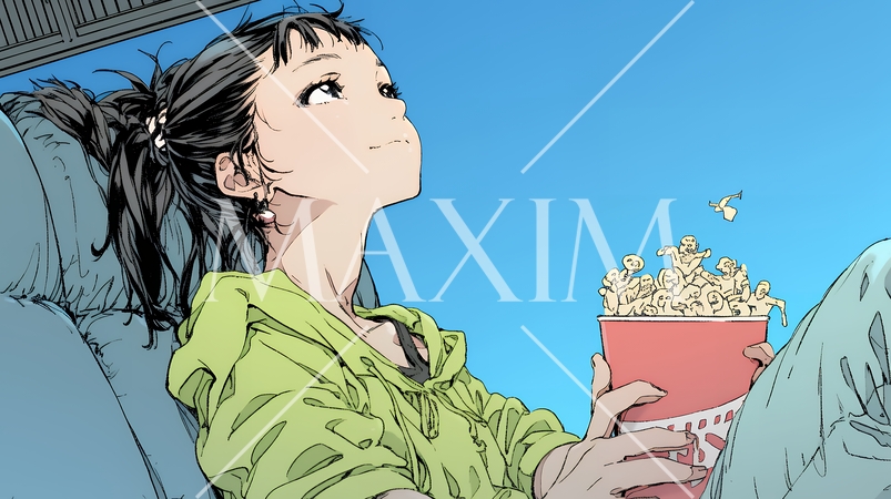 映画や演劇を鑑賞している若い女性