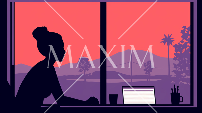 在宅勤務の女性：窓の外は遠くに山並みと夕焼け