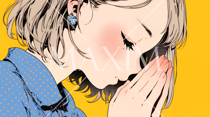 手を合わせてお祈りをしている若い女性