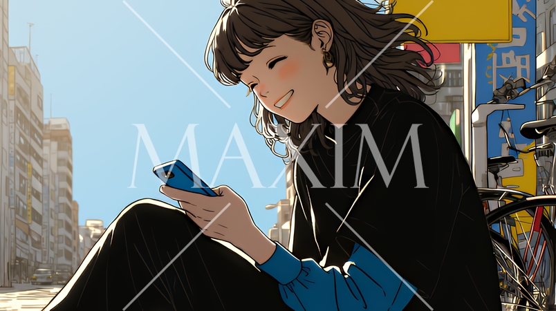 嬉しそうな表情でスマホを使っている女性