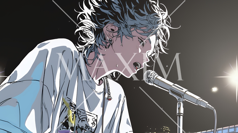 ステージでマイクを握り、情熱的に歌い上げる男性