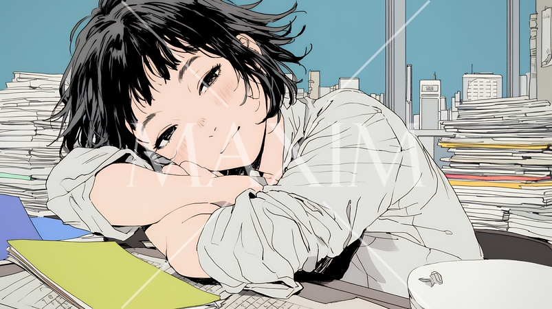 机にもたれ、散らばった書類に囲まれてため息をつく疲れた女性