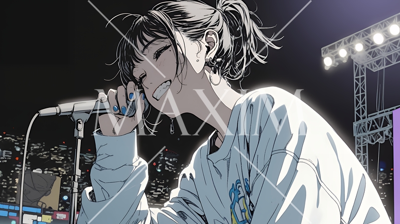 ステージでマイクを握り、情熱的に歌い上げる女性