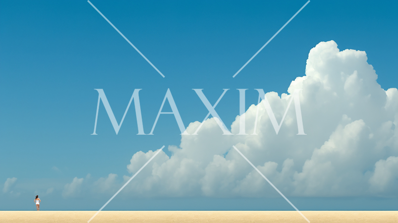 白い砂浜と入道雲と女性