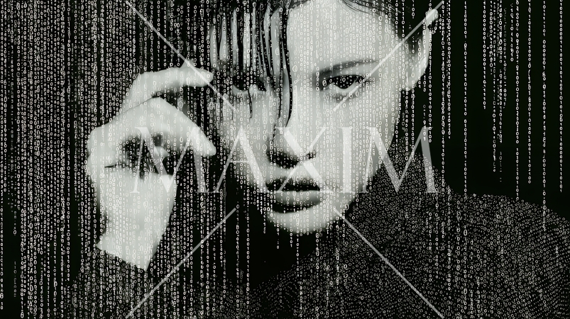 デジタルデータと日本人ビジネスウーマン｜AI・IT時代のテクノロジーイメージ（バイナリーコード）