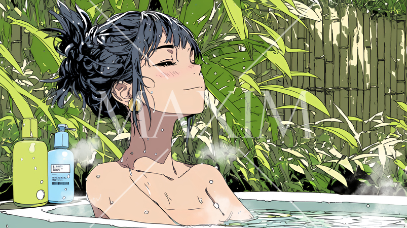 沖縄・ヤンバルの民宿の小さな温泉露天風呂に入っている若い女性