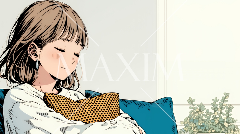 ソファでクッションを抱えてくつろぐ若い女性