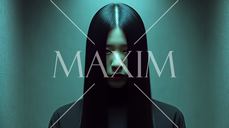 暗闇に佇む長い黒髪の幽霊女性｜日本的現代ホラーの恐怖イメージ