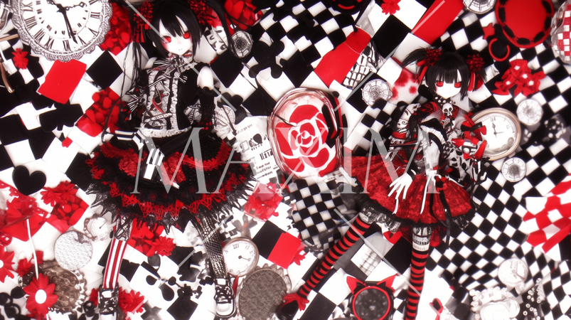 背景の柄と同じような衣装を着て迷彩になっている少女たち