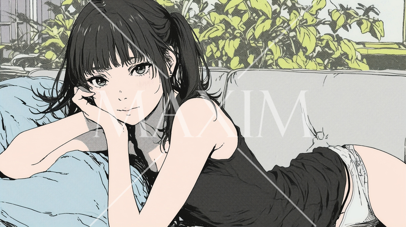 自宅で下着姿でくつろいでいる若い女性