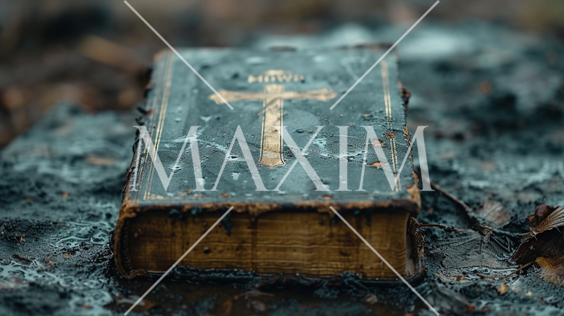 年代物の聖書と十字架