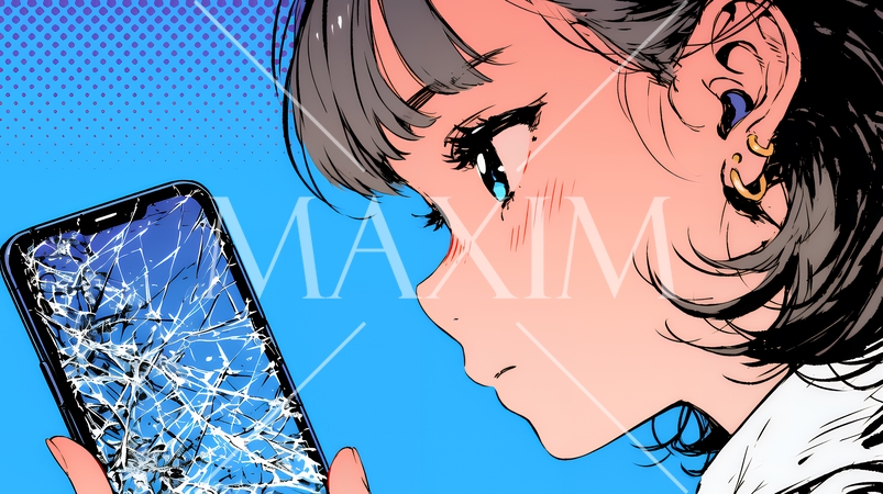 画面が激しく割れているスマートフォンを手にしているいる若い女性