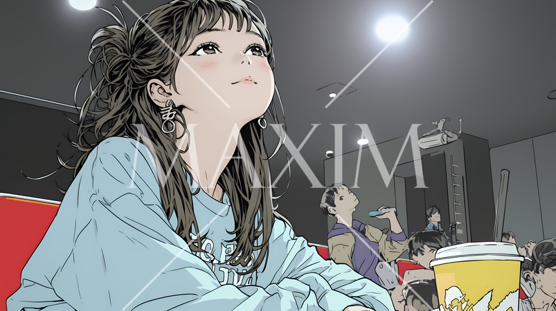 映画や演劇を鑑賞している若い女性