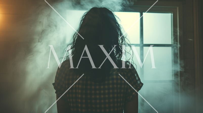 霧の立ちこめる森の中で道に迷い廃屋にたどり着いた女性