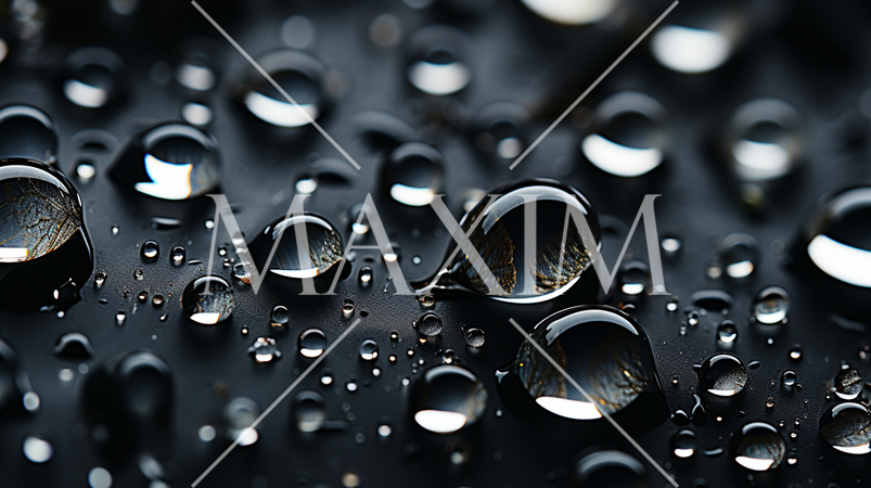 黒い板の上の水滴：背景画像