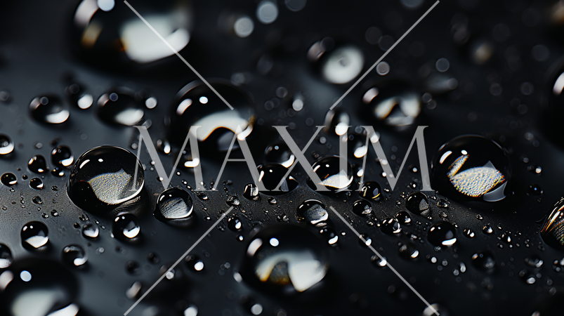 黒い板の上の水滴：背景画像